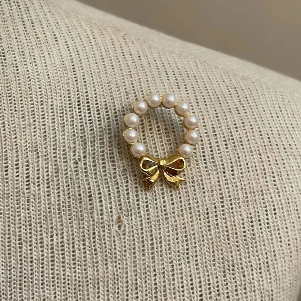 Vintage 1999 AVON Pearlesque Wreath Pin with Goldtone Bow